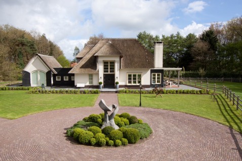 Foto : Rietgedekt Landhuis met zwembad